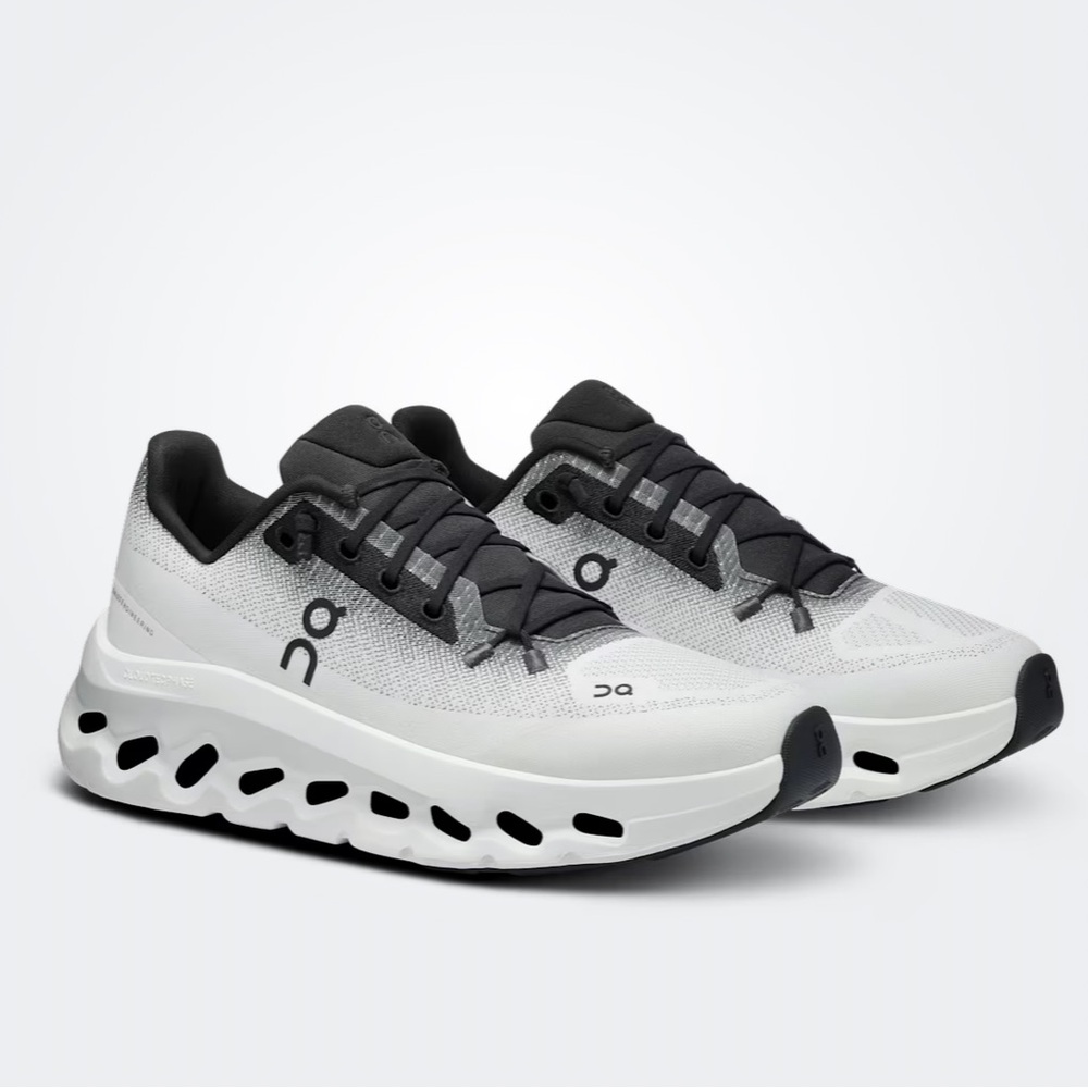 On cloudtilt LIKE NEW women’s 6.5 black | Ivory